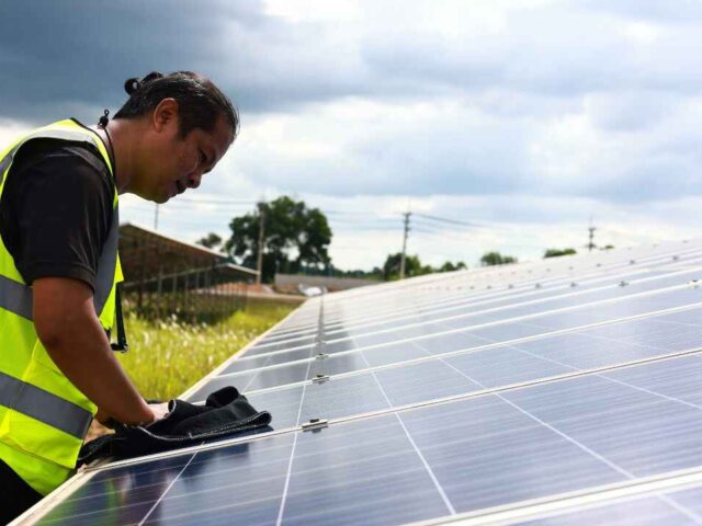 Solar Panel Cleaning: How to Solar Panel Maintain in Alabama