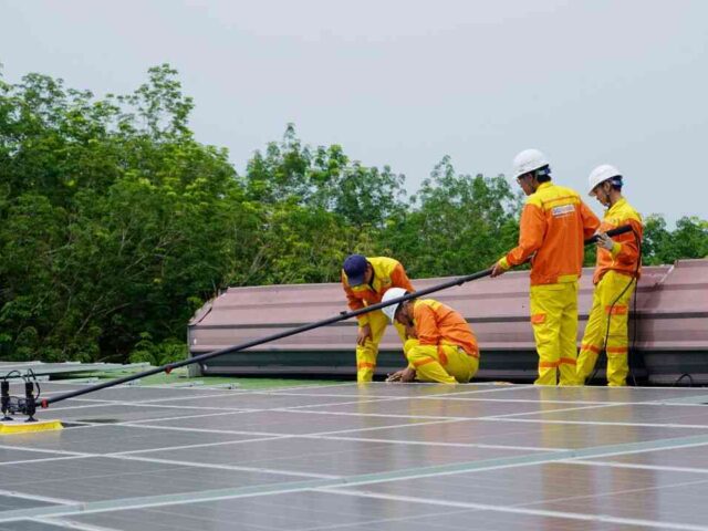 Solar Panel Cleaning Services: Ensuring Maximum Efficiency